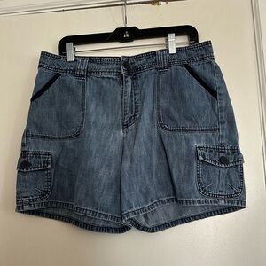 Lee VTG 90’s Mom Carpenter Shorts. Just Below The Waist. 14M.  Cargo Pockets.